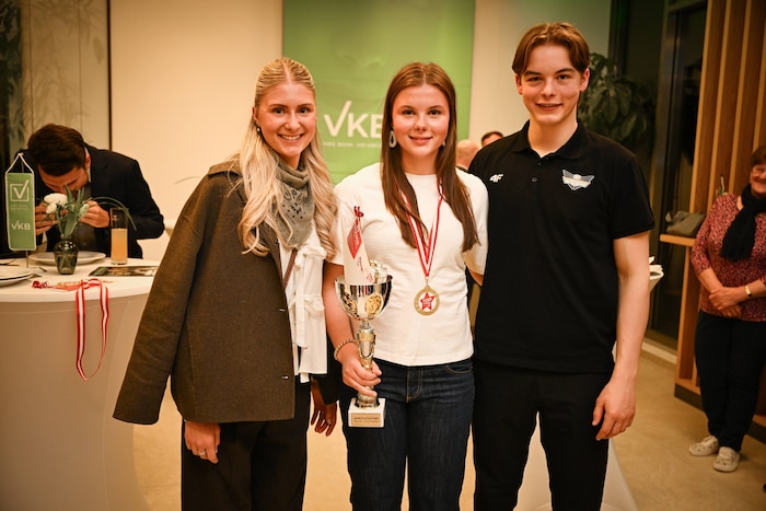 Theresa Oschgan lehrt den Jungs beim Eishockey das Fürchten