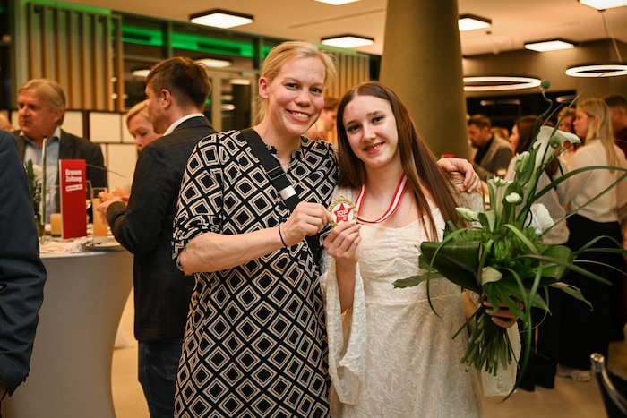 Gewichtheberin Veronika Honcharova (r.) mit Trainerin Vicky Hahn