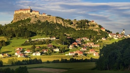 Imposanter Anblick: Die Riegersburg thront hoch über dem gleichnamigen Ort in der Steiermark.