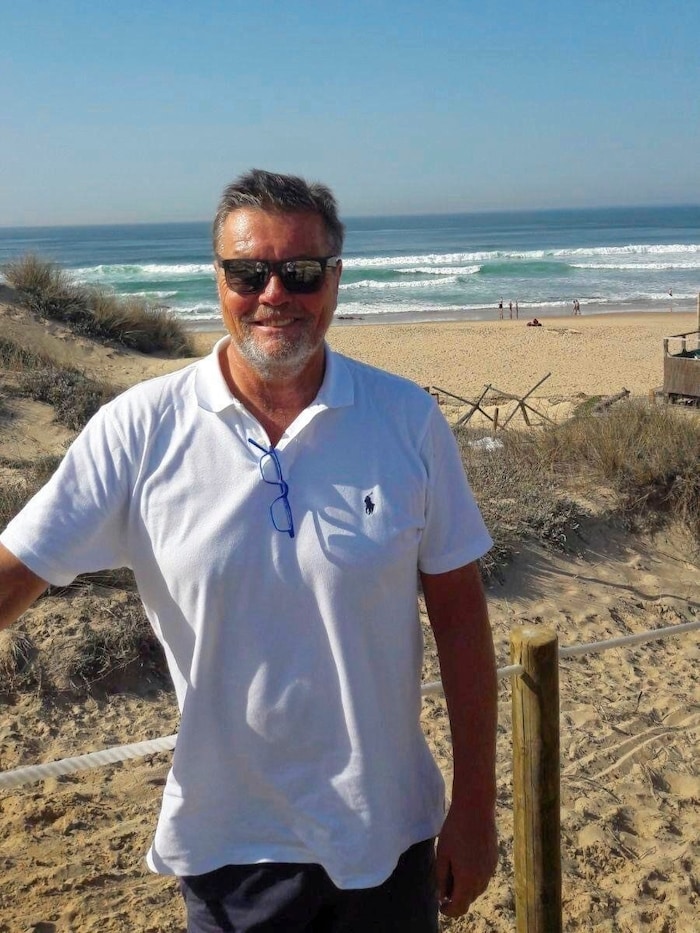 Vom Rad abgestiegen: „Krone“-Autor Gerhard Felbinger am Atlantik-Strand bei Cascais.