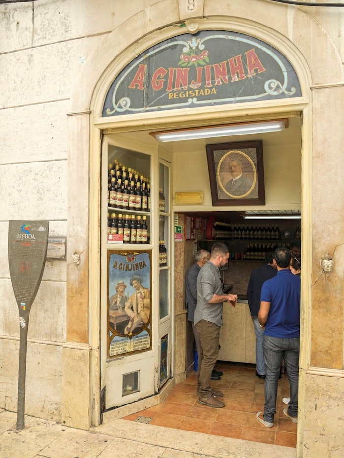 Ein Lissaboner Klassiker: Sauerkirschenlikör im „A Ginjinah“ am Rossio