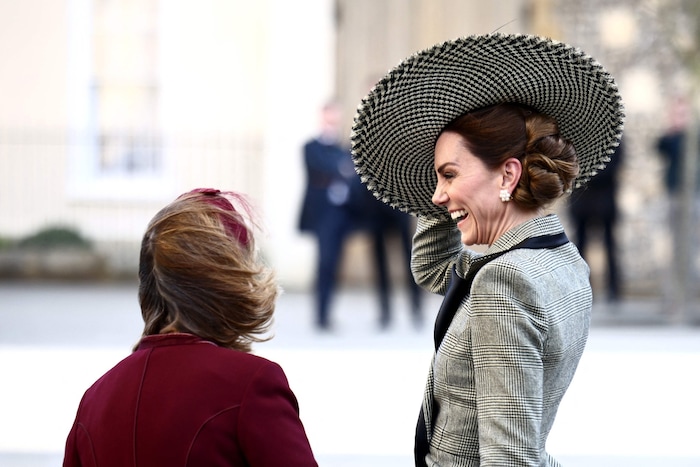 Der Hut war für das stürmische Wetter vielleicht nicht ganz das Richtige.