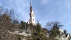 Die im Jahr 1901 vollendete Wallfahrtskirche Maria Locherboden thront zwischen Stams und Mieming ...