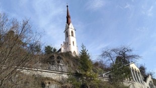 Die im Jahr 1901 vollendete Wallfahrtskirche Maria Locherboden thront zwischen Stams und Mieming ...