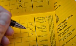 Kontrollieren Sie Ihren Impfpass, ob eine Auffrischungsimpfung fehlt.