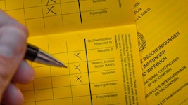 Kontrollieren Sie Ihren Impfpass, ob eine Auffrischungsimpfung fehlt.