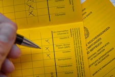 Kontrollieren Sie Ihren Impfpass, ob eine Auffrischungsimpfung fehlt.