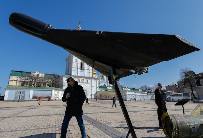 In Kiew wird eine abgeschossene russische Geran-2-Drohne ausgestellt.