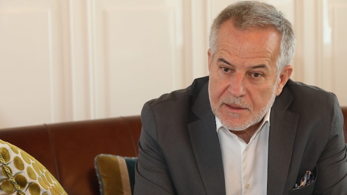 Großinvestor Sigi Wolf wird wegen Bestechung und Bestimmung zum Amtsmissbrauch angeklagt.