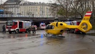 Der Notarzthubschrauber musste mitten im Resselpark landen, eineinhalb Stunden lang war die U4 ...