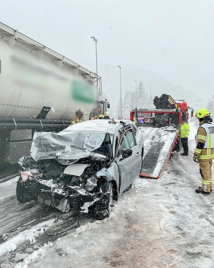 Das Auto wurde vom Abschleppdienst abtransportiert.