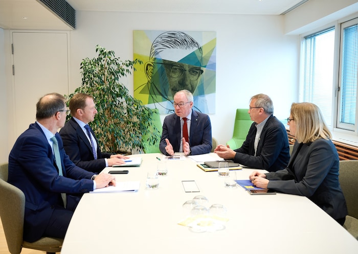 Landesvize Pernkopf (M.) mit E-Control-Vorstand Haber (2. v. li.) und ENU-Chef Greisberger (2. ...