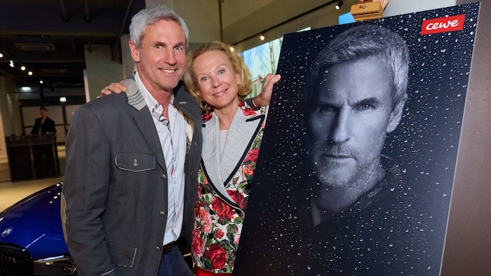 Michael Konsel mit Ehefrau Tina und dem Porträt mit ganz besonderer Bedeutung.