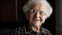 Während die Selfie-Kultur auf Kontrolle setzt – perfektes Licht, perfekter Winkel, perfekte ...