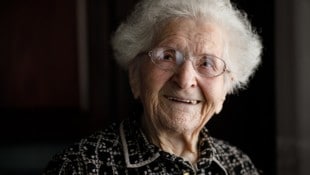 Während die Selfie-Kultur auf Kontrolle setzt – perfektes Licht, perfekter Winkel, perfekte ...