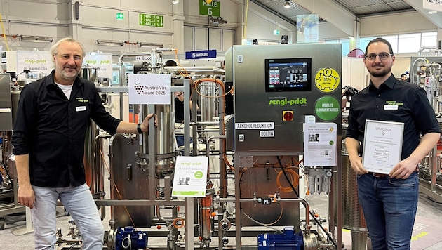 Johannes und Christopher Sengl mit ihrer Alkoholreduktionsanlage – damit gewannen sie auch beim ...