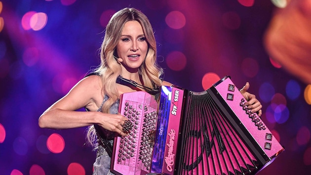 Melissa Naschenweng steht für bodenständige Musik; sie kommt im Mai mit ihrem „Lederhosenrock“ ...