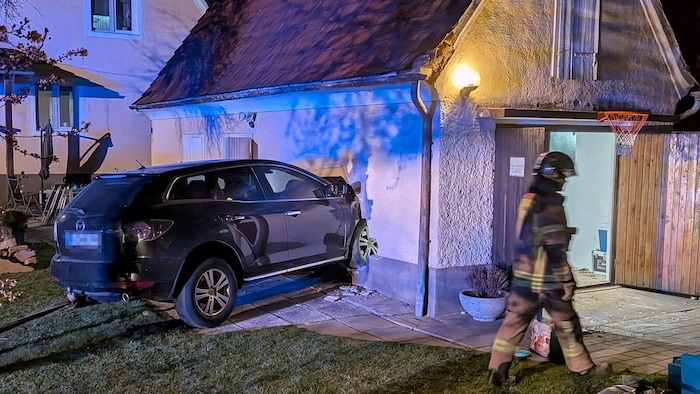 Ungewöhnlicher Einsatz für die Grazer Berufsfeuerwehr: Das Auto blieb in der Garage stecken.