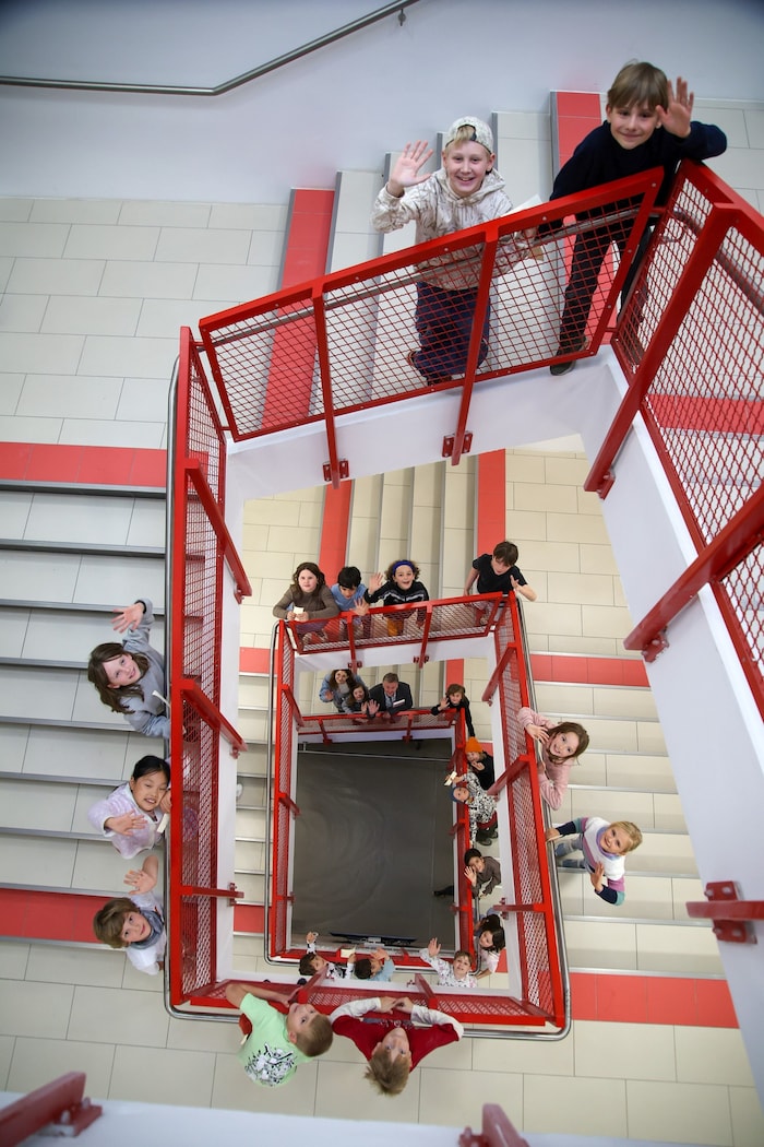 Verteilt auf das ganze Stiegenhaus lasen die Kinder gemeinsam die Sage vom „Salzburger ...