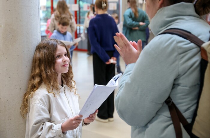 Eifriges Vortragen, aufmerksames Lauschen: Kinder und Studenten beim Lese-Event.