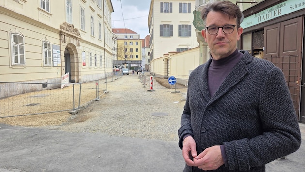 Philipp Pointer kritisiert die Baustelle im Bereich Bischofsplatz.