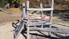 Auf einem Spielplatz wurde der Spielturm angezündet 