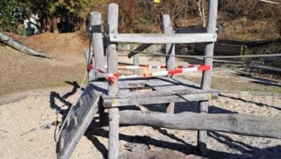 Auf einem Spielplatz wurde der Spielturm angezündet 