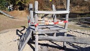 Auf einem Spielplatz wurde der Spielturm angezündet 