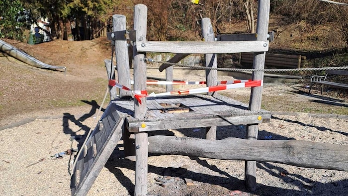 Auf einem Spielplatz wurde der Spielturm angezündet