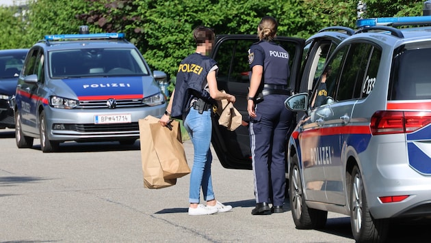 Nach der Flucht des 16-Jährigen sicherten Polizisten den Tatort und die Spurenlage, der rabiate ...