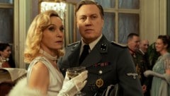 Schauspielerin Marleen Baumann (Jeanette Hain) kommt Erwin Buback (Nicholas Ofczarek) zunehmend ...