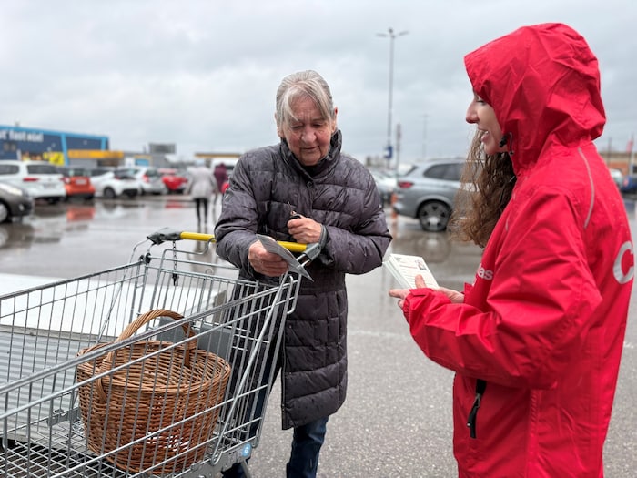 Vor den besagten Supermärkten werden Flyer verteilt, damit die Konsumenten wissen, was benötigt ...