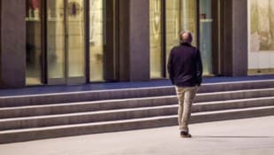 Markus Hinterhäuser schlich am Dienstagabend alleine die leere Hofstallgasse entlang.