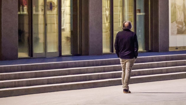 Markus Hinterhäuser schlich am Dienstagabend alleine die leere Hofstallgasse entlang.
