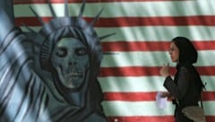 Ein antiamerikanisches Wandgemälde an einer Hausfassade in Teheran zeigt die Freiheitsstatue als ...