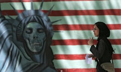 Ein antiamerikanisches Wandgemälde an einer Hausfassade in Teheran zeigt die Freiheitsstatue als ...