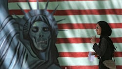 Ein antiamerikanisches Wandgemälde an einer Hausfassade in Teheran zeigt die Freiheitsstatue als ...