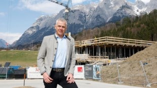 Pfarrwerfens Bürgermeister Bernhard Weiß vor der Baustelle für den neuen Kindergarten.