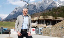 Pfarrwerfens Bürgermeister Bernhard Weiß vor der Baustelle für den neuen Kindergarten.