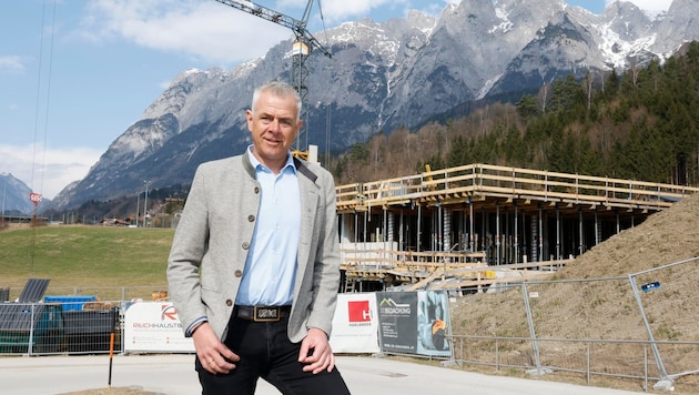 Pfarrwerfens Bürgermeister Bernhard Weiß vor der Baustelle für den neuen Kindergarten.