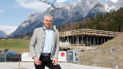 Pfarrwerfens Bürgermeister Bernhard Weiß vor der Baustelle für den neuen Kindergarten.
