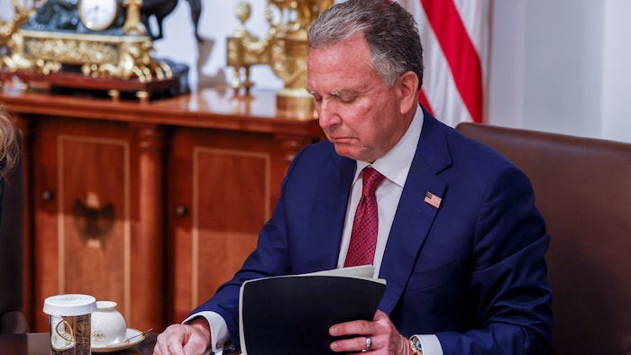 US-Sondergesandte Steve Witkoff studiert seine Notizen vor einem Treffen mit Präsident Donald ...