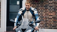 Alexander Skarsgård als Biker Ray.