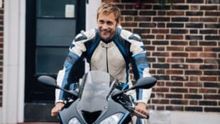 Alexander Skarsgård als Biker Ray.