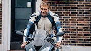 Alexander Skarsgård als Biker Ray.