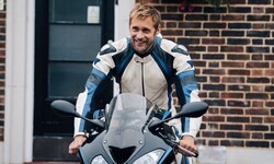 Alexander Skarsgård als Biker Ray.
