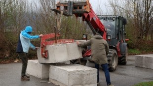Gemeinsam wurden die 1600-Kilo-Betonbrocken platziert