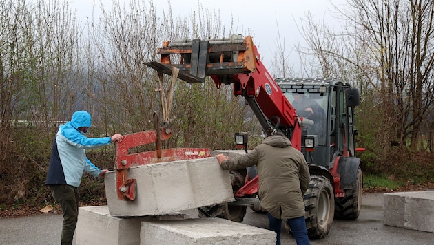 Gemeinsam wurden die 1600-Kilo-Betonbrocken platziert