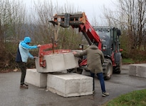 Gemeinsam wurden die 1600-Kilo-Betonbrocken platziert