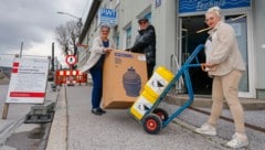 Schwere Produkte kann Jakob Gruber mit Frau Gabriele und Tochter Carina derzeit nur ...